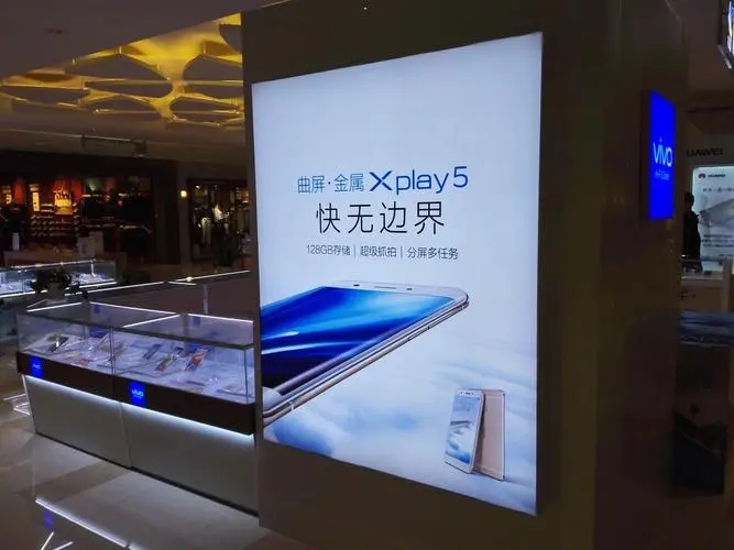 成都廣告公司拉布燈箱的亮度與哪些方麵有關？